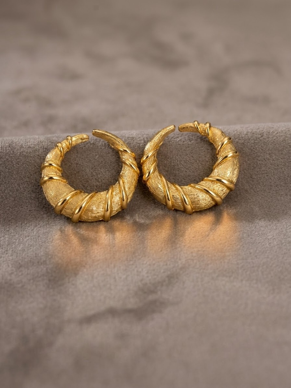 Oscar de la Renta Vintage Gold Textured Croissant Earrings - Luxury, Classic, VG